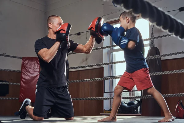 El niño recibió su primer entrenamiento de boxeador. — Foto de Stock