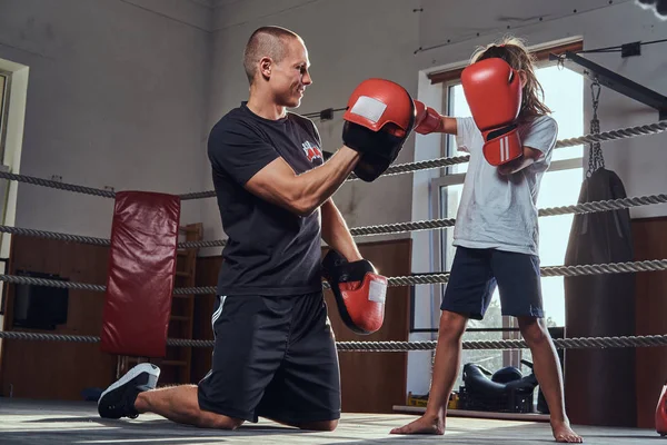 Pequeña linda chica consiguió su primer entrenamiento de boxeo — Foto de Stock