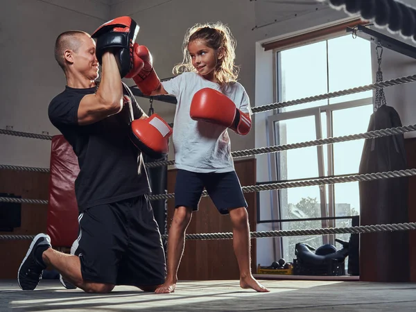 Little cute girl got hers first boxing training — Stock Photo, Image