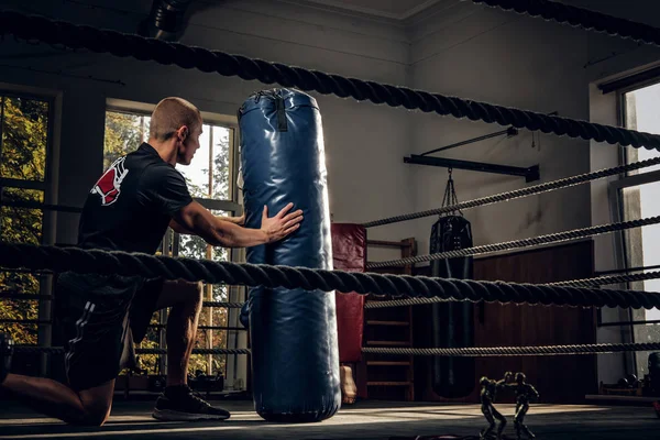 Trainer is het bevestigen van de Pons tas voor grote training — Stockfoto