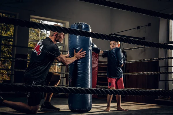 Divertido chico consiguió su entrenamiento privado con entrenador expirienced en el ring — Foto de Stock