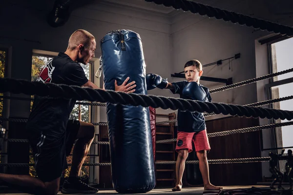 Divertido chico consiguió su entrenamiento privado con entrenador expirienced en el ring — Foto de Stock