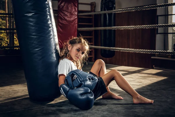 La ragazzina si sta rilassando dopo la competizione sul ring di boxe — Foto Stock