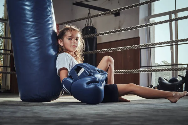 La ragazzina si sta rilassando dopo la competizione sul ring di boxe — Foto Stock