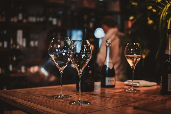 I bicchieri di vino sono pronti per la degustazione — Foto Stock