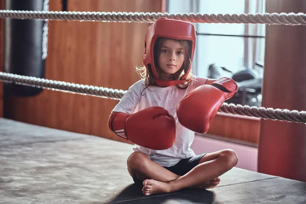 Portrait de jeune fille en boxer — Photo