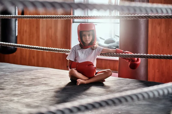 Portrait de jeune fille en boxer — Photo