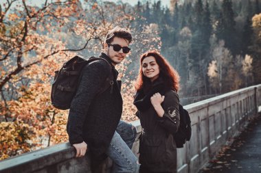 Genç trendy insanlar fotoğrafçı için poz