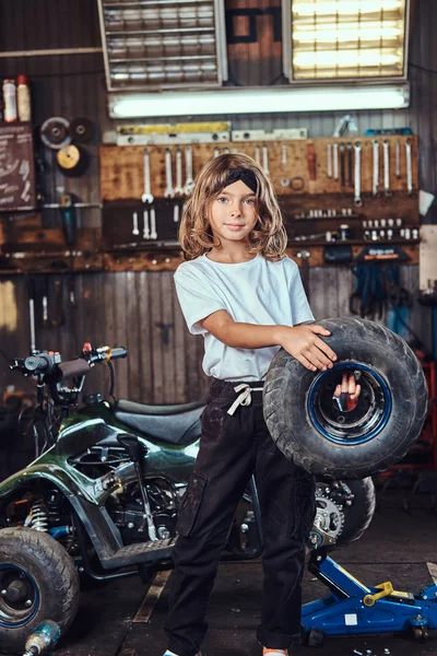 Porträtt av trevlig liten flicka på Auto serviceverkstad — Stockfoto