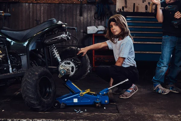 Retrato de menina agradável na oficina de serviço de automóvel — Fotografia de Stock