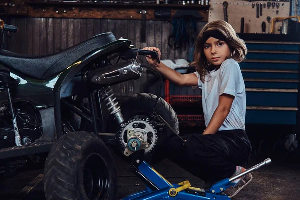 Porträt eines netten kleinen Mädchens in der Werkstatt des Autoservice — Stockfoto