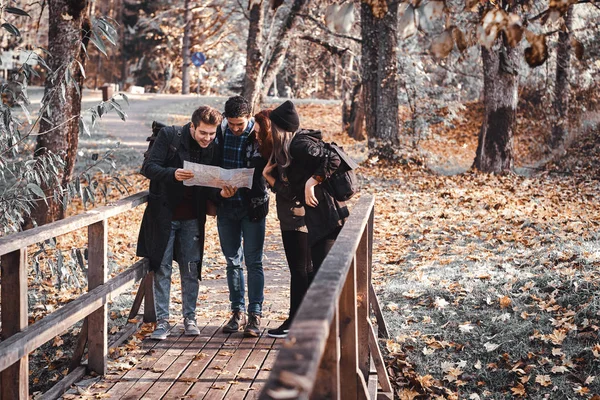 Weinig jonge mensen in het bos zoeken de juiste weg — Stockfoto