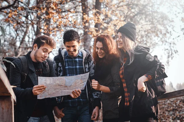 Weinig jonge mensen in het bos zoeken de juiste weg — Stockfoto