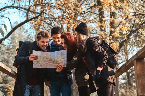 Pocos jóvenes en el bosque están buscando el camino correcto —  Fotos de Stock