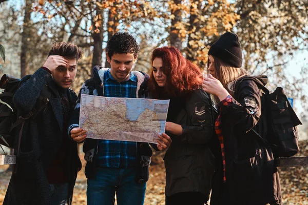 Pocos jóvenes en el bosque están buscando el camino correcto —  Fotos de Stock