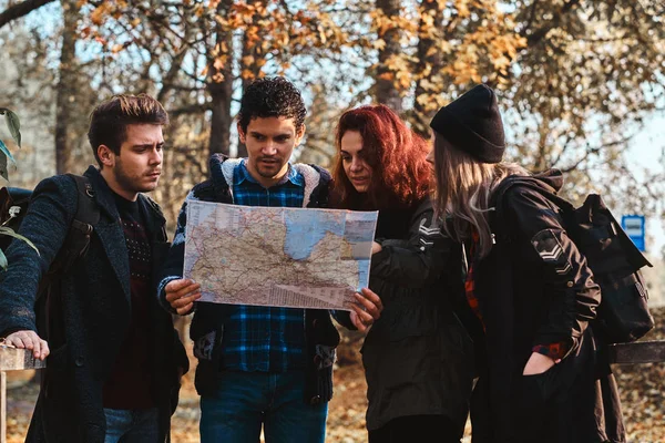 Weinig jonge mensen in het bos zoeken de juiste weg — Stockfoto