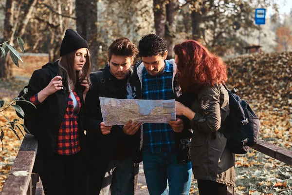 Weinig jonge mensen in het bos zoeken de juiste weg — Stockfoto