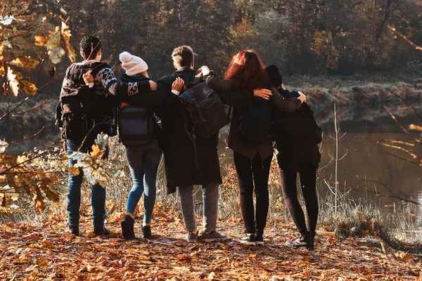 Bir grup arkadaş ormanda yürüyüş ediyor. — Stok fotoğraf