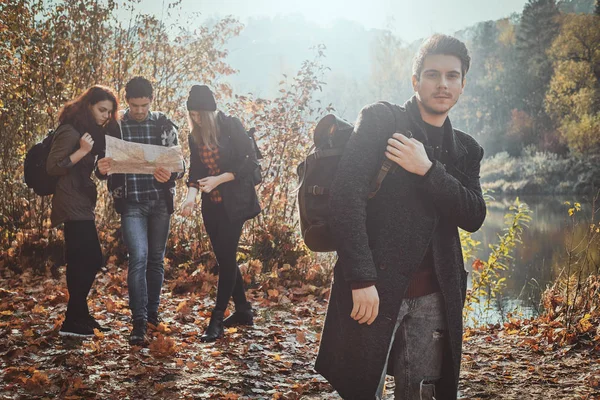 Grupp av vänner är vandring i skogen — Stockfoto