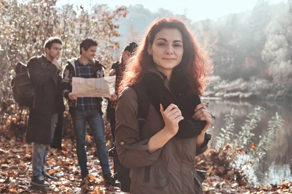 Grupo de amigos están de excursión en el bosque — Foto de Stock