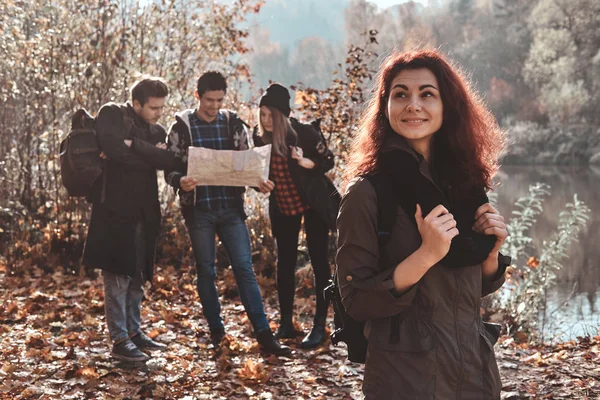 Bir grup arkadaş ormanda yürüyüş ediyor. — Stok fotoğraf