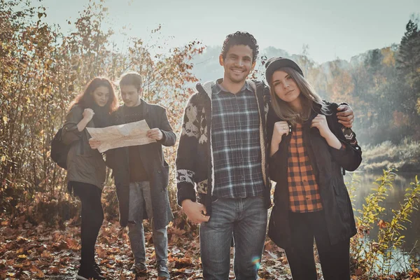 Groep vrienden zijn wandelen in het bos — Stockfoto