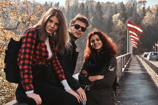 Jóvenes de moda posan para fotógrafo —  Fotos de Stock