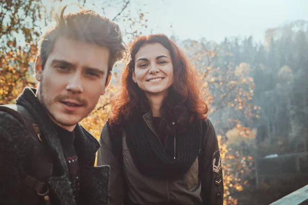 Jóvenes de moda posan para fotógrafo — Foto de Stock