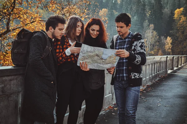 Jongeren zijn op zoek naar het juiste pad met behulp van kaart — Stockfoto