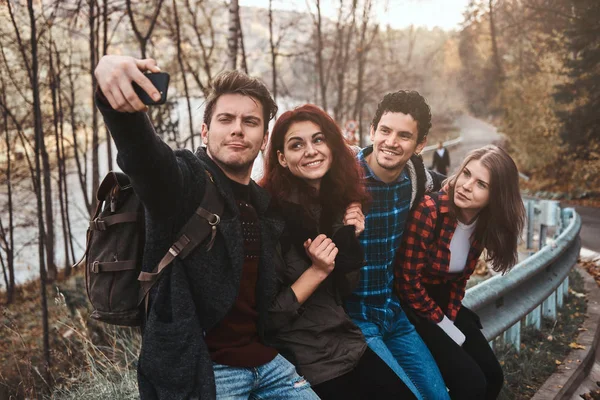 Groep beste vrienden poseren voor fotograaf — Stockfoto