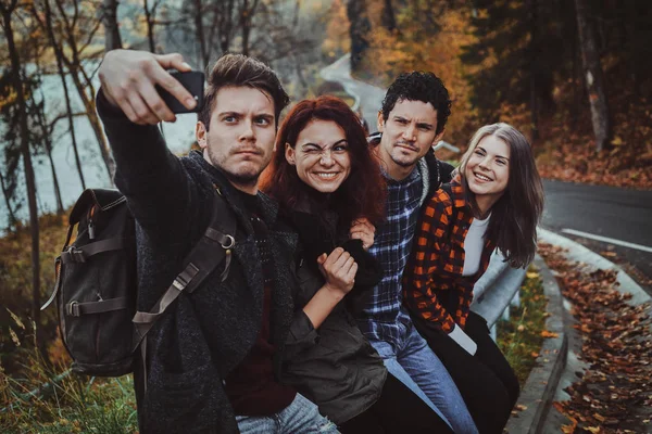 Groep beste vrienden poseren voor fotograaf — Stockfoto