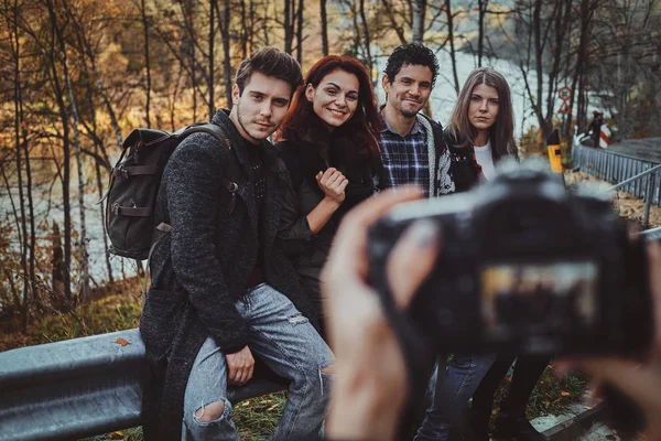 Grupp bästa vänner poserar för fotograf — Stockfoto