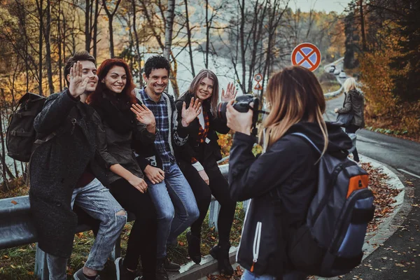 Grupo de mejores amigos posan para fotógrafo — Foto de Stock