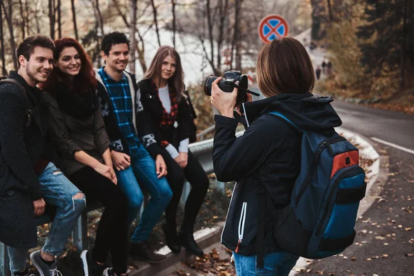 Groep beste vrienden poseren voor fotograaf — Stockfoto