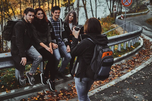 Grupo de mejores amigos posan para fotógrafo — Foto de Stock