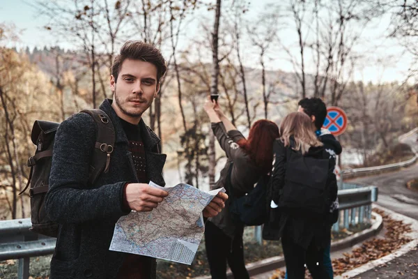 Grupp bästa vänner poserar för fotograf — Stockfoto