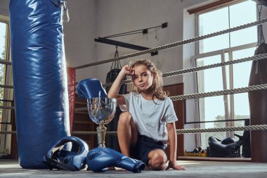 Küçük kız boks ringinde rekabet sonra ürpertici