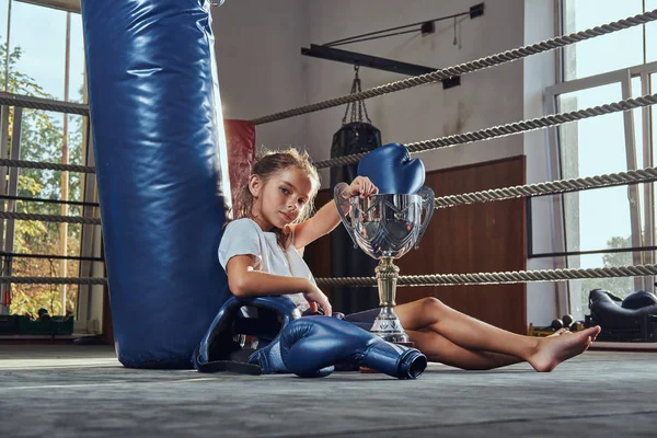 小さな女の子はボクシングリングで競争した後に寒いです — ストック写真