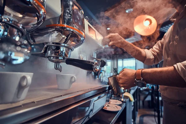 Prozess der Kaffeezubereitung mit Kaffeemaschine — Stockfoto