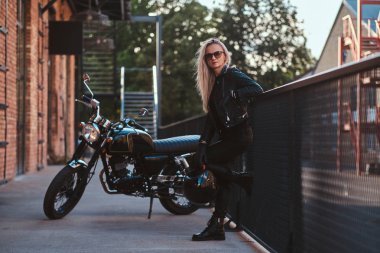 Kadın baiker fotoğrafçı için poz