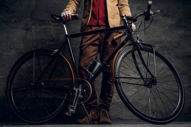 Modern hipster ve onun vintage bisiklet