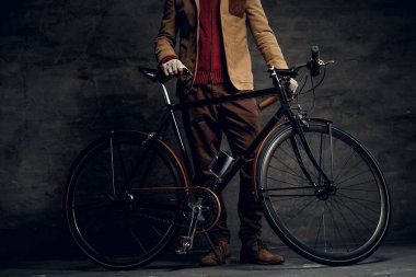 Modern hipster ve onun vintage bisiklet