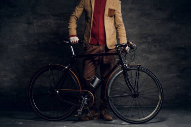 Modern hipster ve onun vintage bisiklet