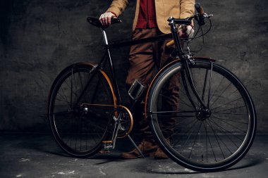 Modern hipster ve onun vintage bisiklet