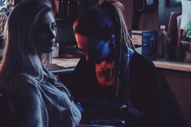 Karanlık fotoğraf stüdyosunda dövme yapma süreci