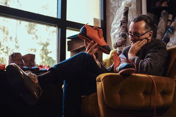 Bootmaker at work at his own factory — Stock Photo, Image