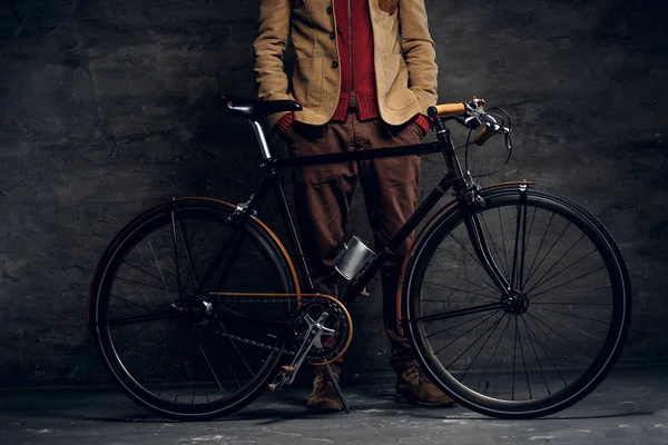 Moderno hipster e sua bicicleta vintage — Fotografia de Stock