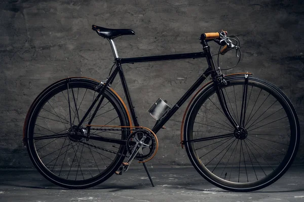Черный ретро-велосипед на складе — стоковое фото