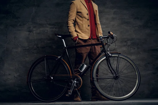 Modern hipster and his vintage bicycle — Stock Photo, Image