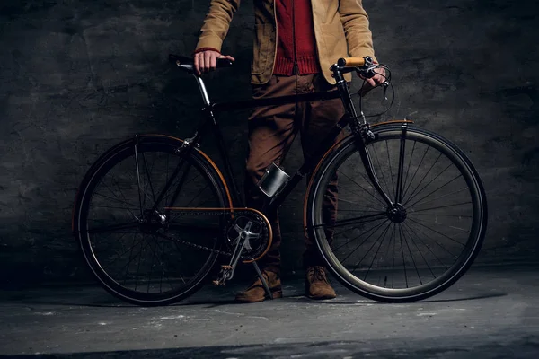 Modern hipster and his vintage bicycle — Stock Photo, Image